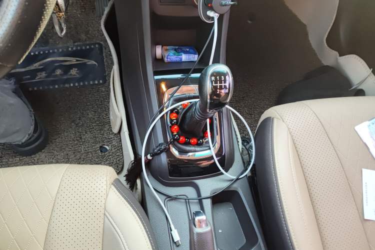 Used Baojun 310W 2017 1.5L Manual Fashion Model China V Gear Lever