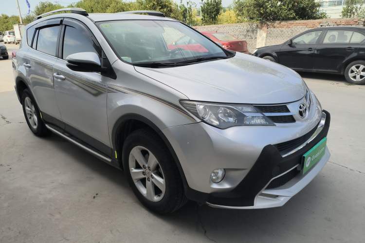 Used Toyota RAV4 2013 2.0L CVT Four-Wheel Drive Fashion Edition Front Right 45 Deg