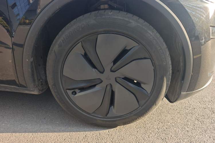 Used Tesla Model Y 2025 Long-Range All-Wheel-Drive Version Right Front Wheel Hub