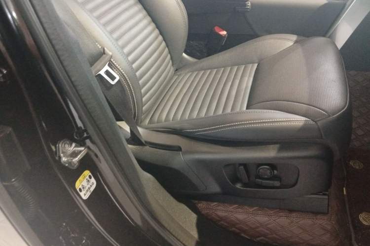 Used Land Rover Discovery 2021 360 PS R-Dynamic SE Right Front Seat