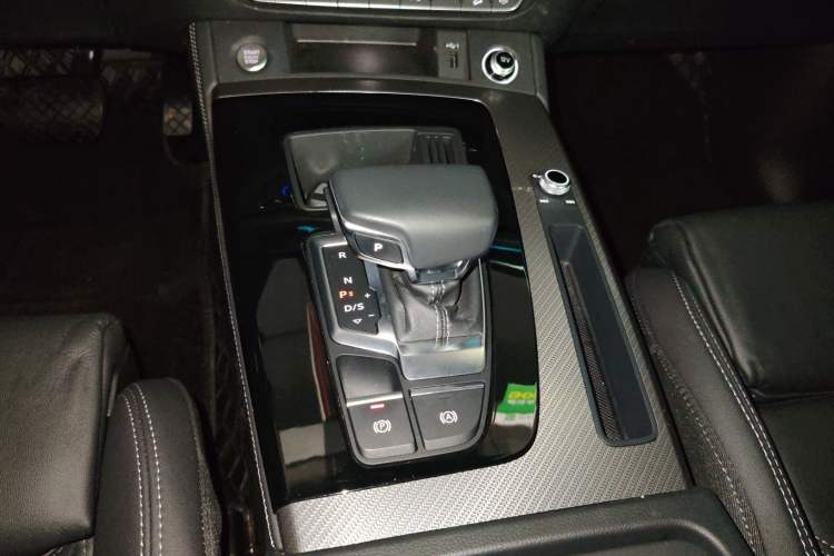 Used Audi Q5L 2023 40T Luxury Dynamic Model Gear Lever