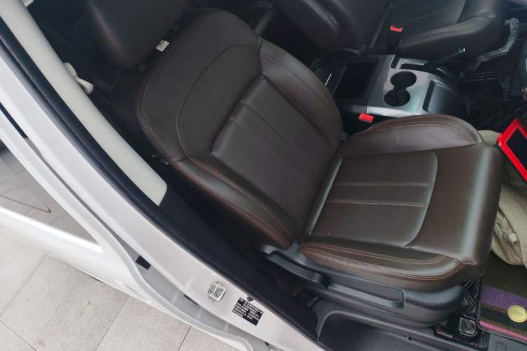 Used FORTHING Lingzhi PLUS 2021 Travel Edition 2.0L Manual Luxury 7-Seater
