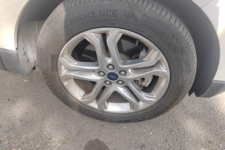 Used Ford Edge 2018 EcoBoost 245 Four-Wheel Drive Titanium 7-Seater Right Front Wheel Hub