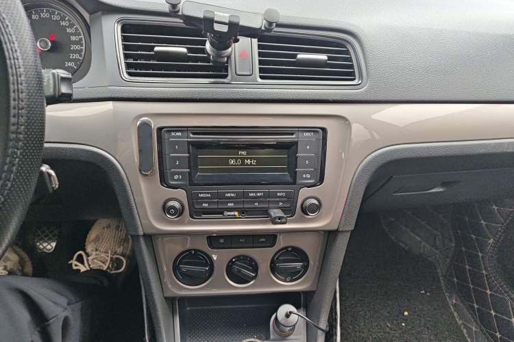 Used Volkswagen Gran Lavida 2013 1.6L Manual Fashion Model Audio And AC Panel