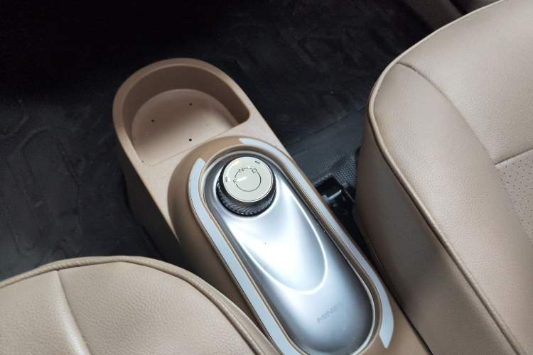 Used Wuling Hongguang MINIEV 2025 Four-Door Version Advanced Edition Gear Lever