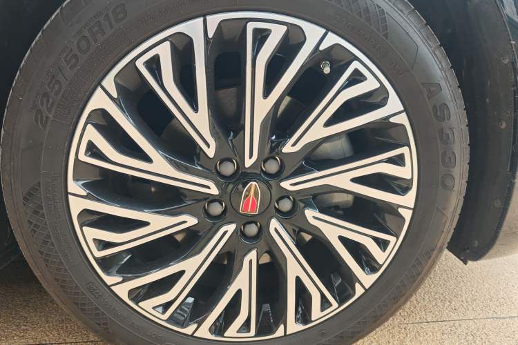 Used Hongqi H5 2024 2.0T Automatic Smart Connect Flagship Edition Right Front Wheel Hub