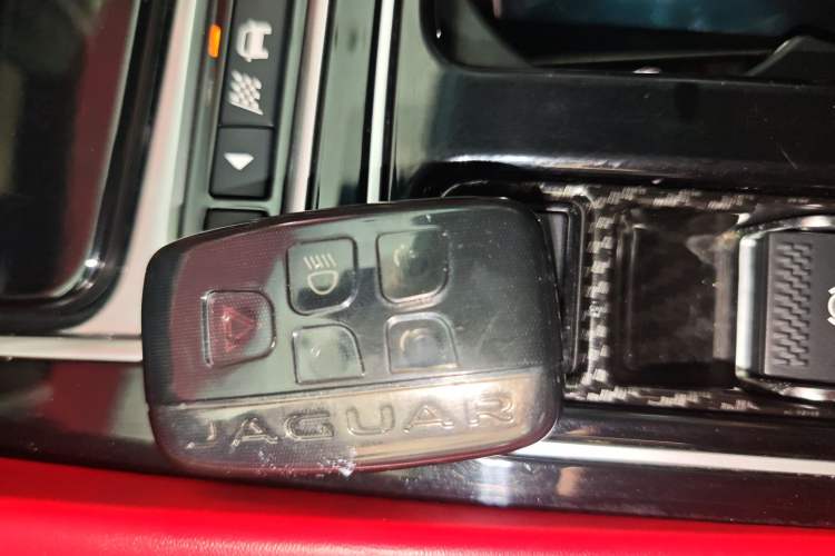 Used Jaguar F-PACE 2018 2.0T Two-Wheel Drive Urban Deluxe Edition