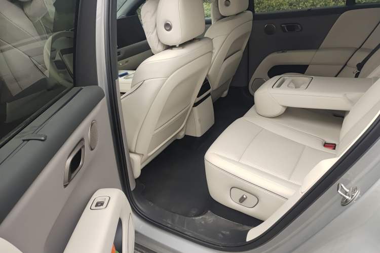 Used Li Auto i6 2025 Model Four-Wheel-Drive Standard Type
