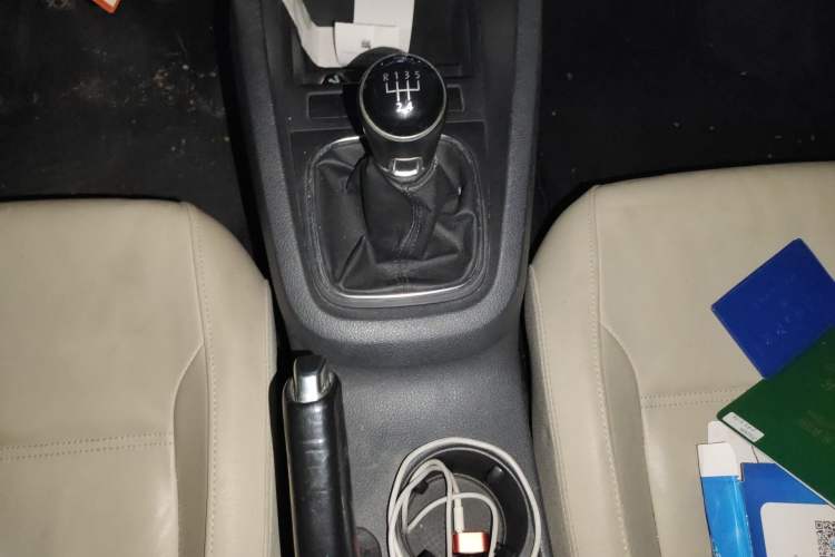 Used Volkswagen Sagitar 2014 1.6L Manual Comfort Model Gear Lever