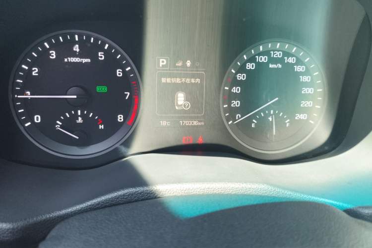 Used Hyundai Tucson 2015 1.6T Dual-Clutch Two-Wheel-Drive Smart Model Odometer Close Up