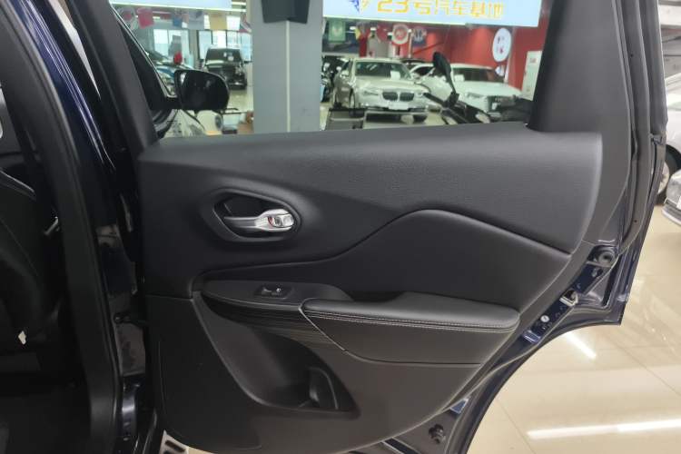 Used Jeep Cherokee 2016 2.0L Superior Edition