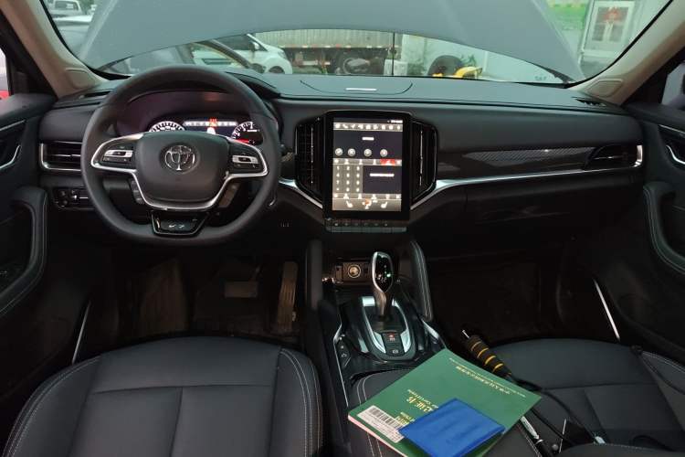 Used Brilliance V7 2018 280T DCT Luxury Model 5 Seats Center Console