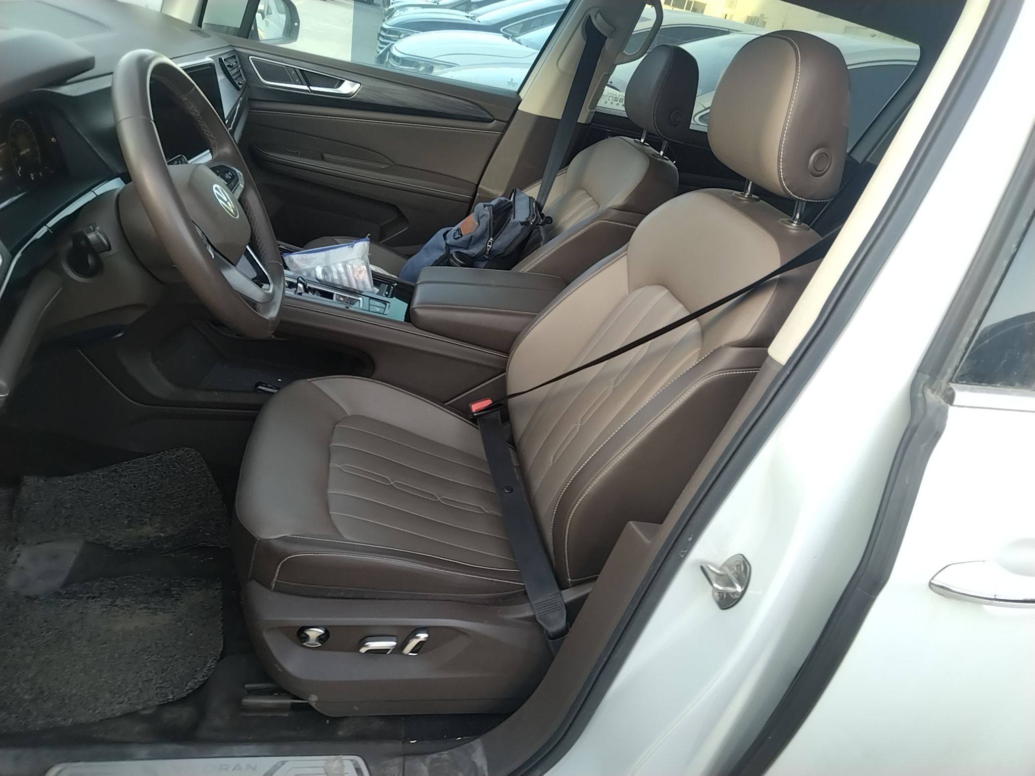 Переднее сиденье в автомобиле