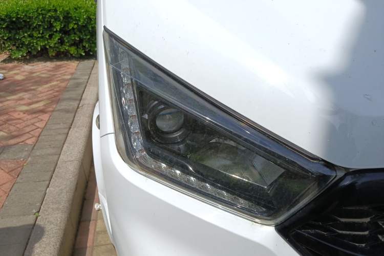 Used JMC Transit 2019 2.8T Commercial Version Short Wheelbase Mid-Roof 6-Seater China VI JX493 Right Front Headlight