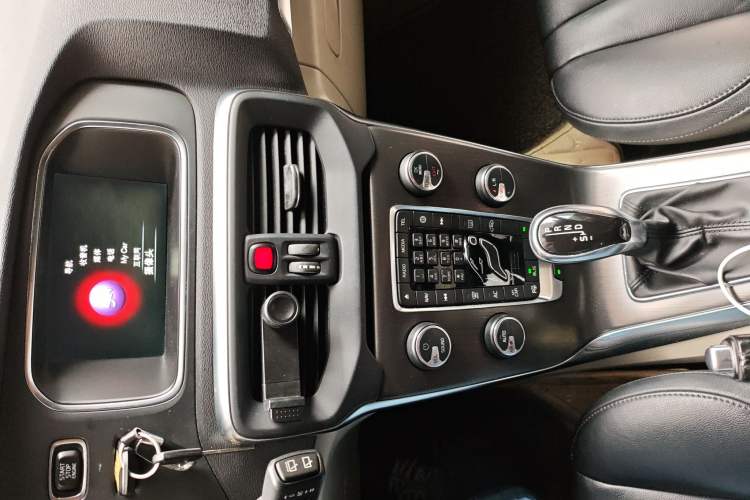 Used Volvo V40 2015 1.6T Zhiya Edition
