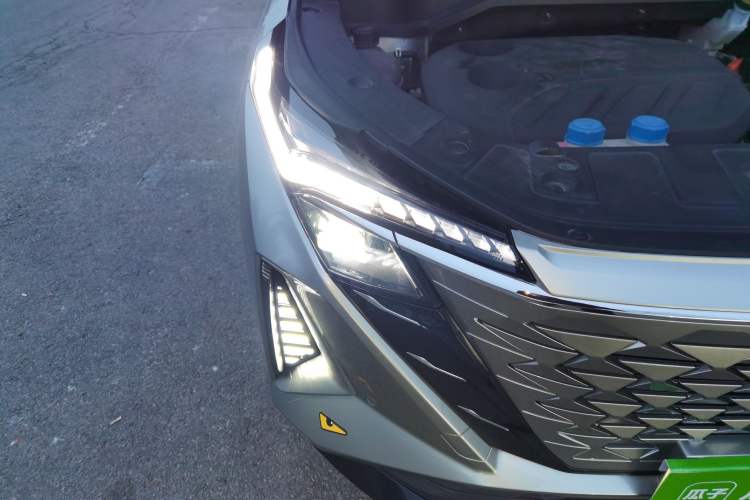 Used CHANGAN OSHAN Z6 New Energy 2023 ZhiDian iDD 150KM Flagship PLUS Smart Parking Edition Right Front Headlight