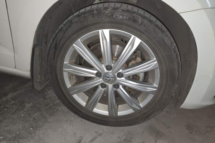 Used Volkswagen Touran 2018 Volkswagen Touran L 280TSI DSG Comfort Edition 7-seater Right Front Wheel Hub