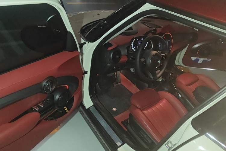 Used MINI MINI 2023 1.5T COOPER Artist Five-Door Edition
