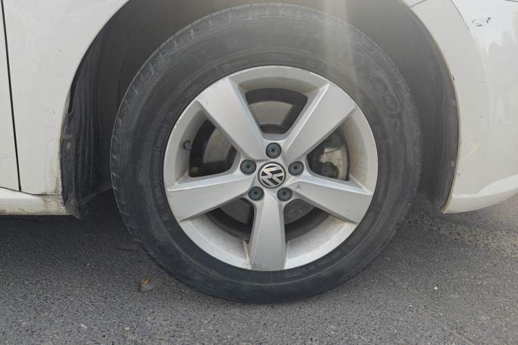 Used Volkswagen Lavida 2013 Revised Classic 1.6L Manual Fashion Edition Right Front Wheel Hub