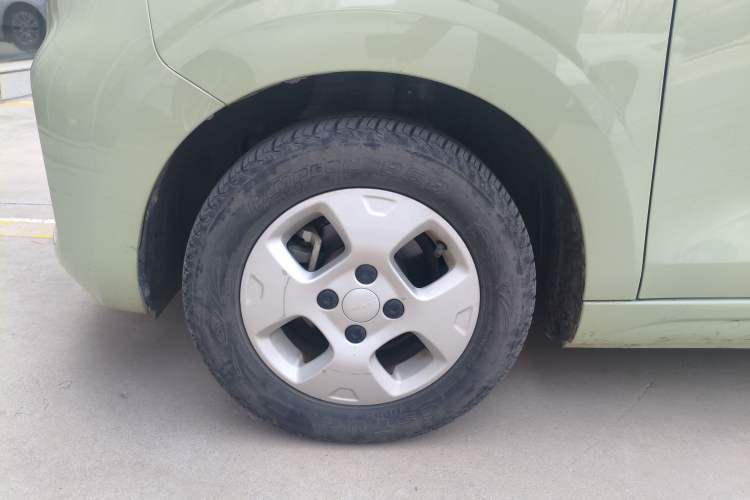 Used Roewe Clever 2021 302 km New Four-Seater Super-Efficient Version Left Front Wheel Hub