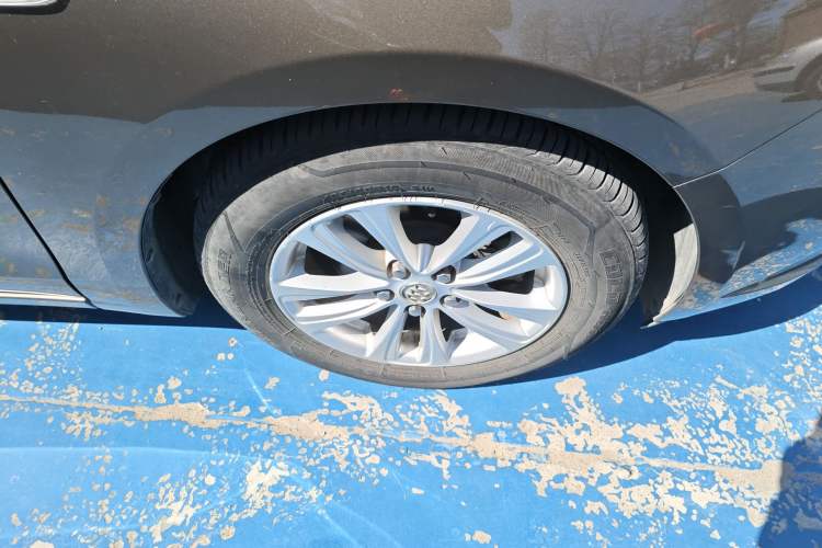 Used Buick GT 2017 15N Automatic Entry-Level Trim Right Front Wheel Hub