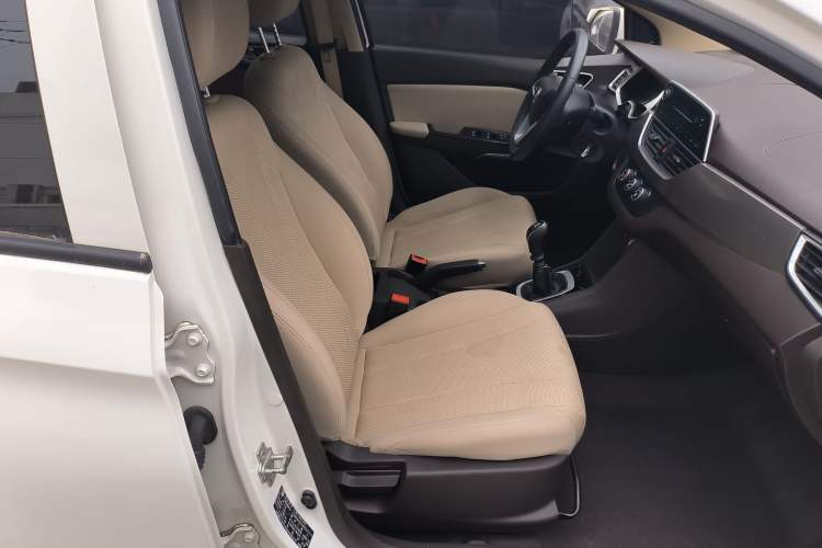 Used Baojun 310W 2017 1.5L Manual Comfort Version China VI Emission Standard
