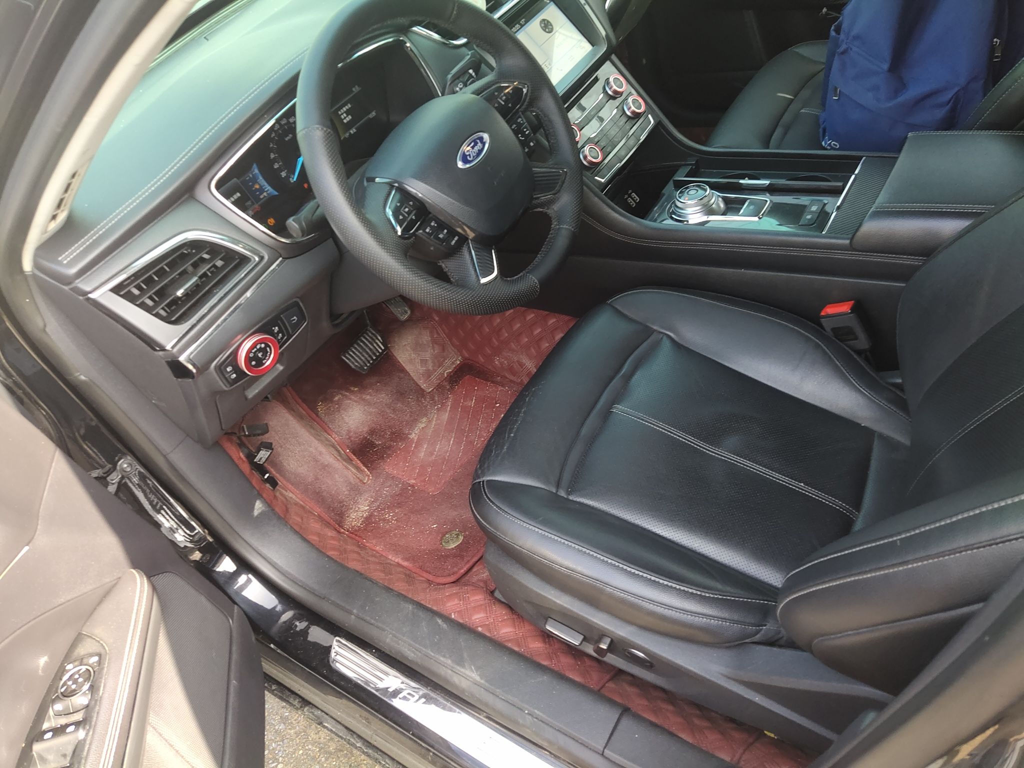 المقاعد الأمامية داخل السيارة