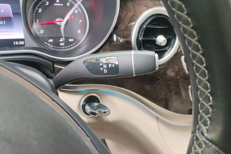 Used Mercedes-Benz V-Class 2018 V 260 L Prestige Extended Version China VI Gear Lever