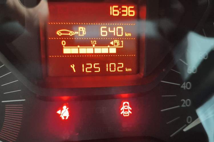 Used Citroen Elysee 2015 Zhishang Edition 1.6L Manual Fashion Model Odometer Close Up