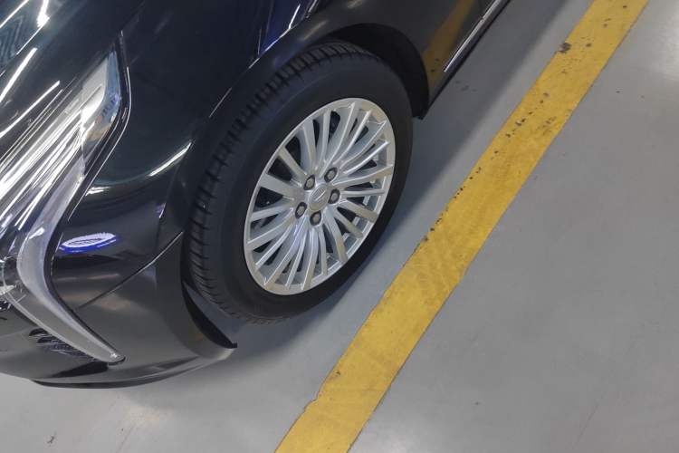 Used Cadillac CT6 2022 28T Luxury Edition Left Front Wheel Hub