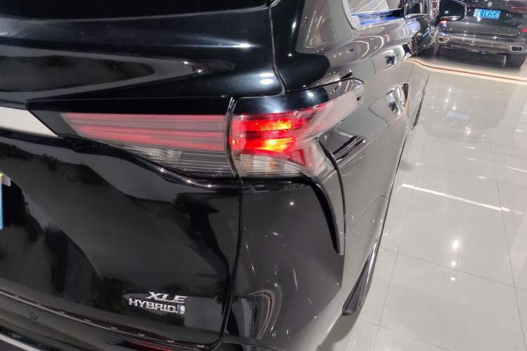 Used Toyota SIENNA 2023 2.5L Hybrid Luxury Edition Right Rear Taillight