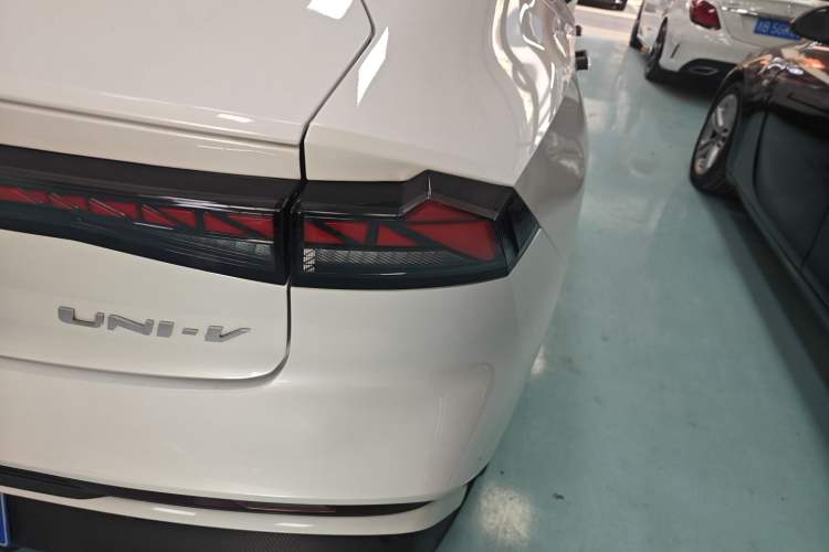 Used CHANGAN UNI-V 2024 1.5T Prestige Edition
