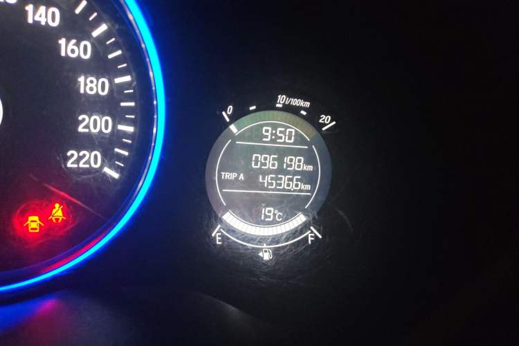 Used Honda Vezel 2015 1.5L CVT two-wheel drive Comfort trim Odometer Close Up