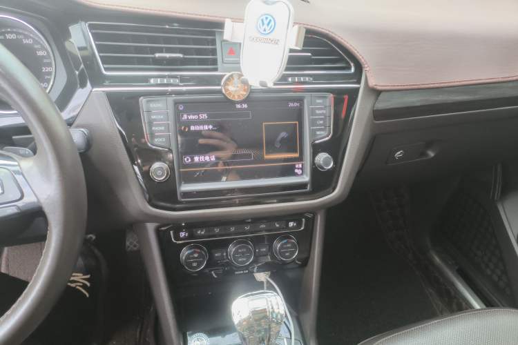 Used Volkswagen Tiguan L 2017 330TSI Automatic Two-Wheel Drive Flagship Edition Audio And AC Panel