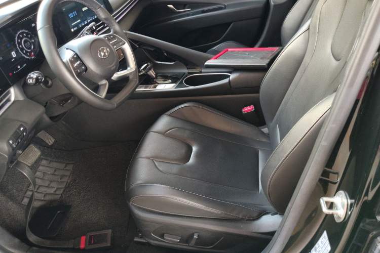 Used Hyundai Elantra 2022 1.5L CVT LUX Black Knight Limited Edition Left Front Seat