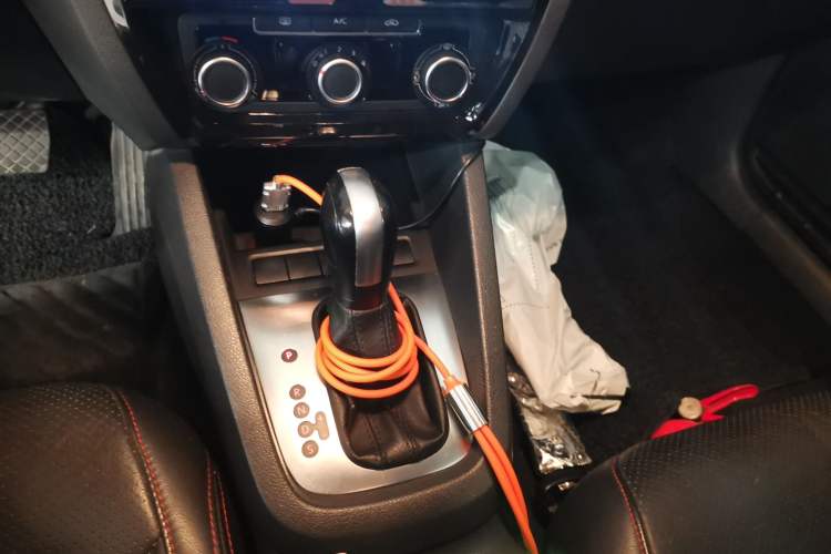 Used Volkswagen Sagitar 2014 1.6L Automatic Fashion Model Gear Lever