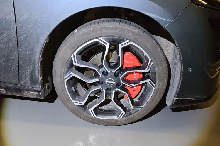 Used Nissan N7 2025 625 Max Right Front Wheel Hub