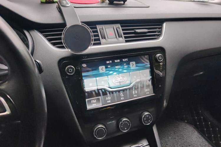 Used Skoda Octavia 2018 Station Wagon TSI230 DSG Luxury Edition Audio And AC Panel