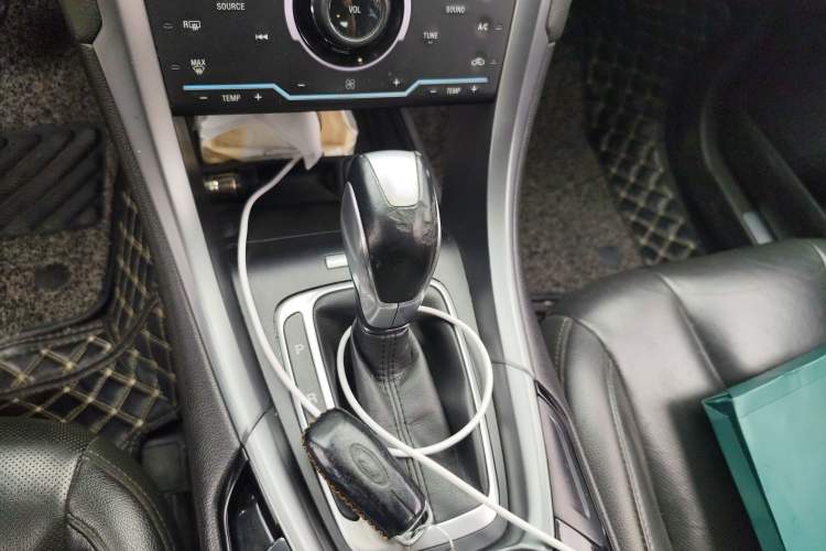 Used Ford Mondeo 2013 2.0L GTDi240 Luxury Sport Model Gear Lever