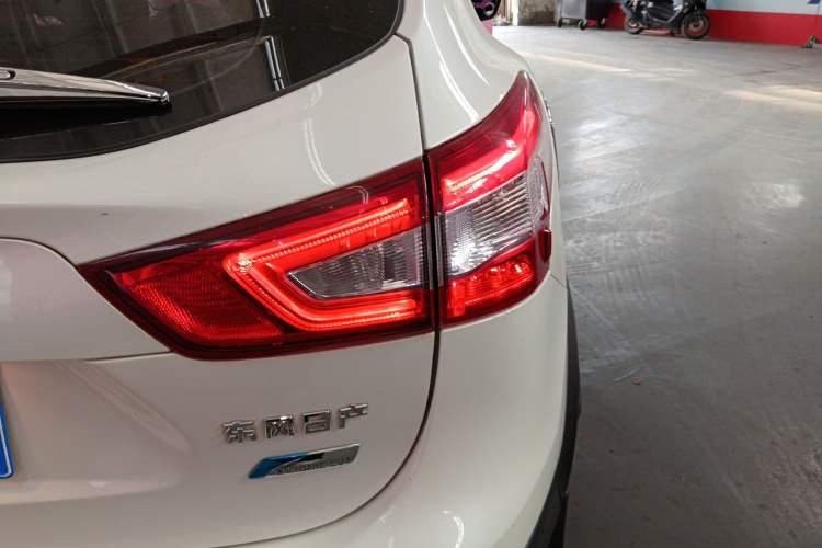 Used Nissan Qashqai 2016 2.0L CVT Elite Edition Exterior 3