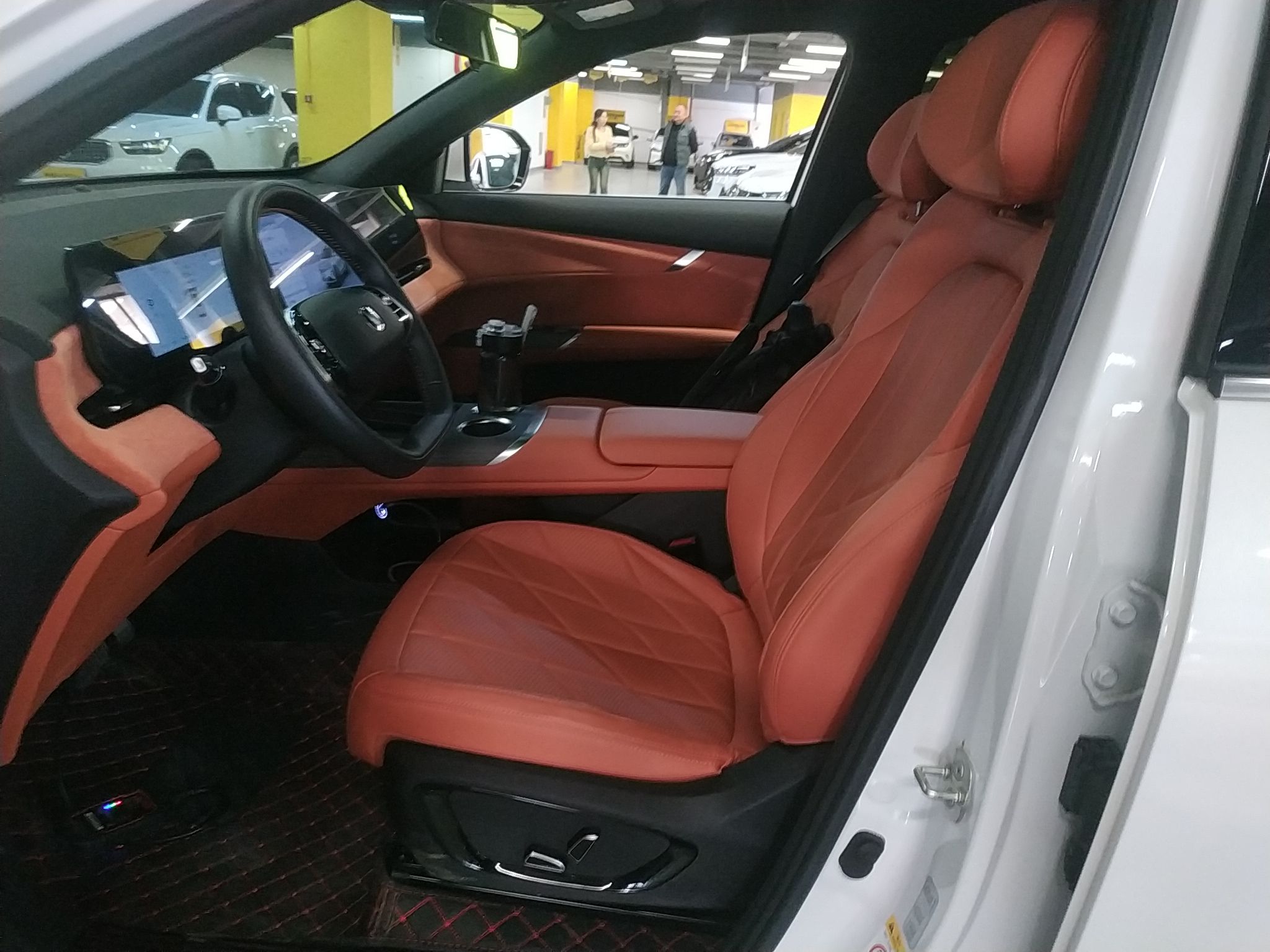 المقاعد الأمامية داخل السيارة