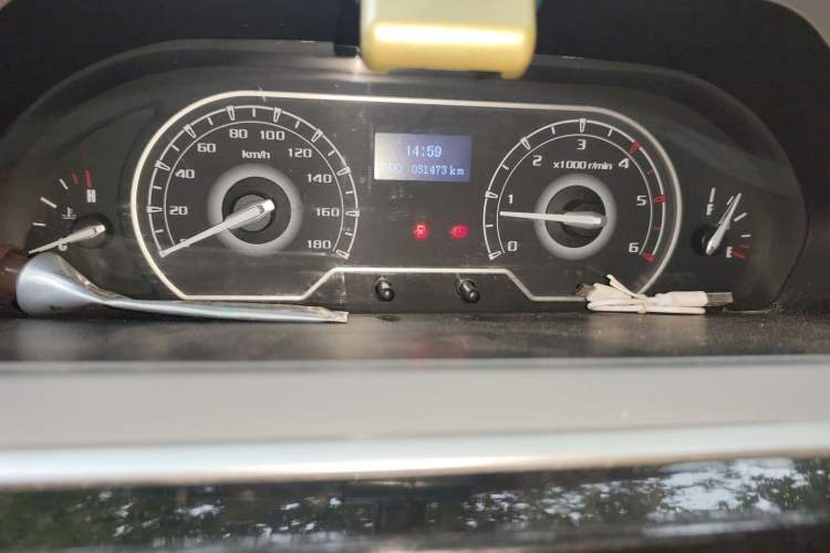 Used SAIC MAXUS Xintu V80 2019 2.0T Plus 6-Speed Manual – Aoyuntong Short Wheelbase Mid-Roof Design 5/6-Seater
