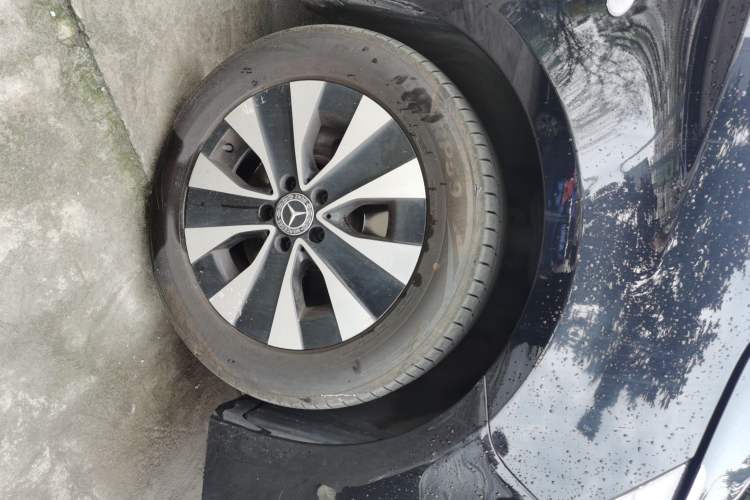 Used Mercedes-Benz Vito 2023 2.0T Elite Version 7 Seats Right Front Wheel Hub