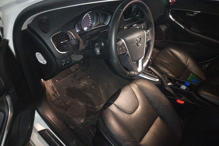 Used Volvo V40 2017 T3 Zhiyi Edition
