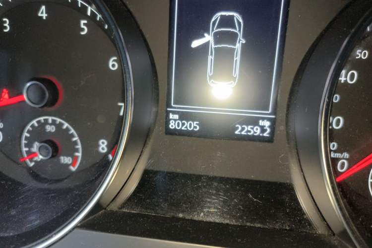 Used Volkswagen Golf 2016 1.6L Automatic Comfort Model Odometer Close Up