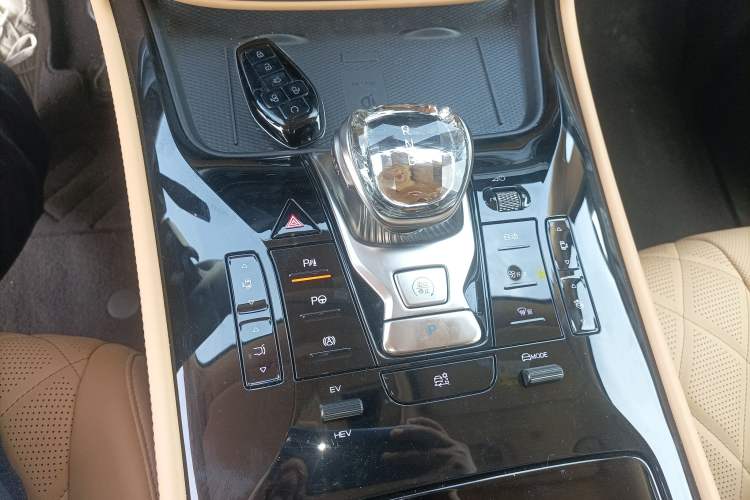 Used Denza D9 2025 DM-i Smart Drive 1020 Four-Wheel Drive Deluxe Model
