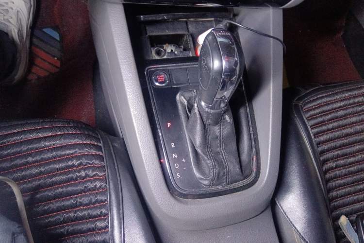 Used Volkswagen Sagitar 2015 230TSI Automatic Luxury Model Gear Lever