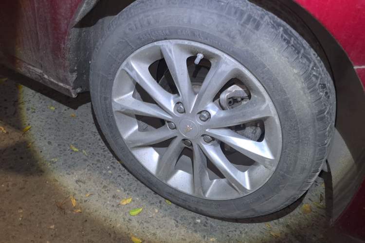 Used Chevrolet Cruze 2017 1.5L Automatic Pioneer Sunroof Edition Right Front Wheel Hub