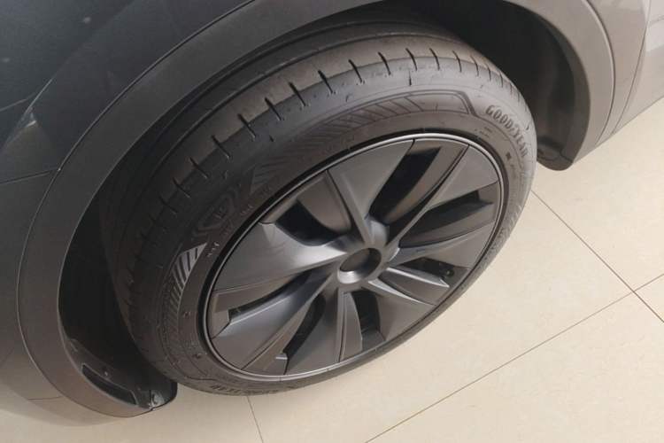 Used Tesla Model Y 2024 Rear-Wheel-Drive Version Left Front Wheel Hub