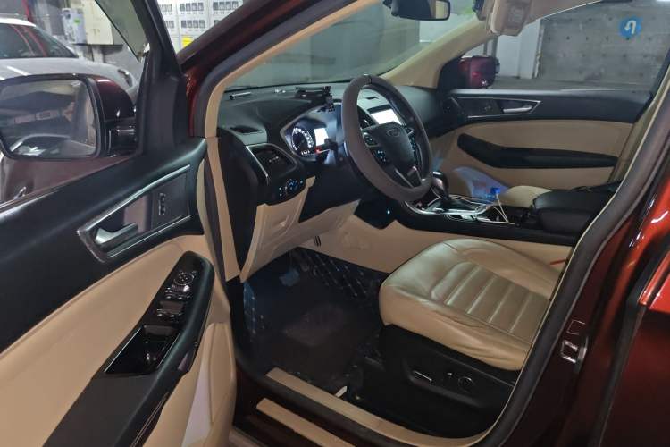 Used Ford Edge 2015 2.0T GTDi Two-Wheel-Drive High-Line Version
